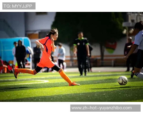 足球运动中的防护措施与装备的重要性分析与探讨 足球运动中的防护措施与装备的重要性分析与探讨